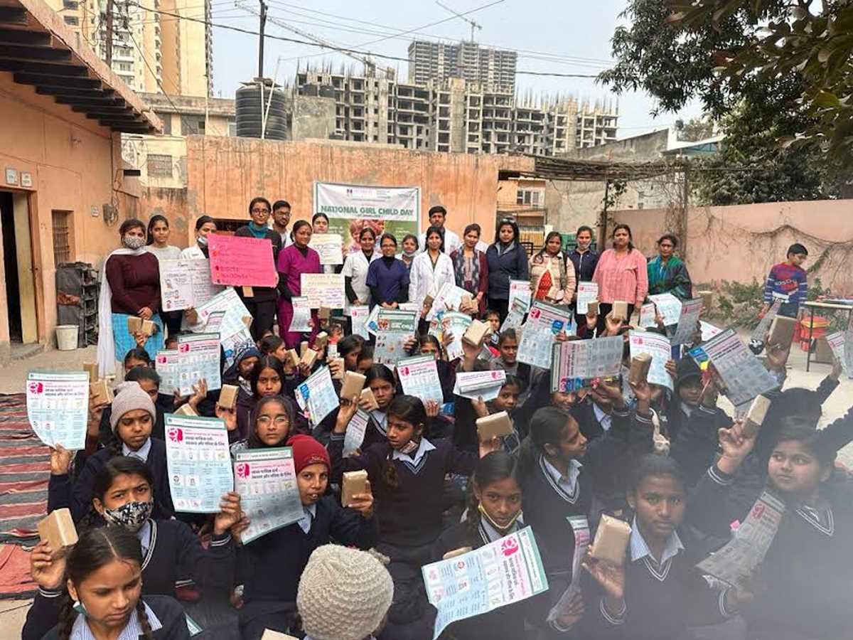 नुक्कड़ नाटक के ज़रिये लड़कियों में होने वाली समस्याएँ के प्रति किया जागरूक